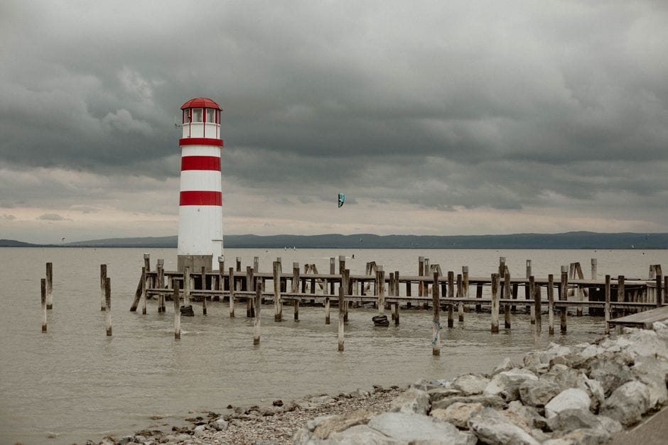 Wie Reiseführer unsere Reiseerfahrungen psychologisch beeinflussen